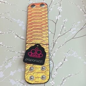 ❄️ Paparazzi | Shimmering Gold Bracelet Galactic Galapagos Urban Snap Bracelet